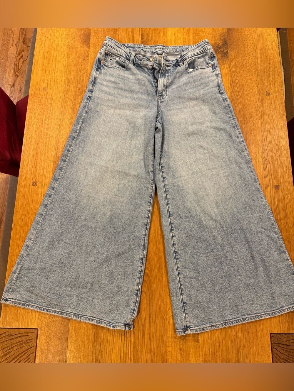 American Eagle Super High Rise Baggy Wide Leg Jeans Light Wash Distressed